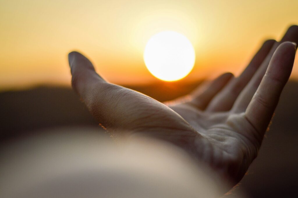 hand hält sonnenuntergang web